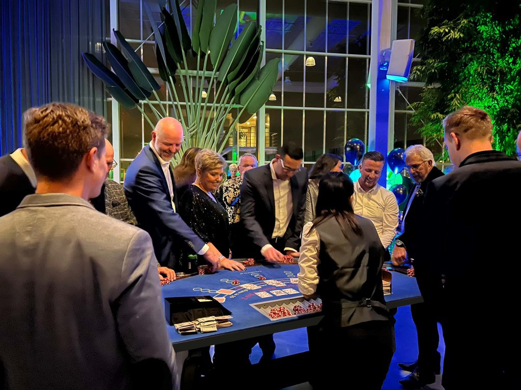 Blackjacktafel-huren-met-spelbegeleider-Medium